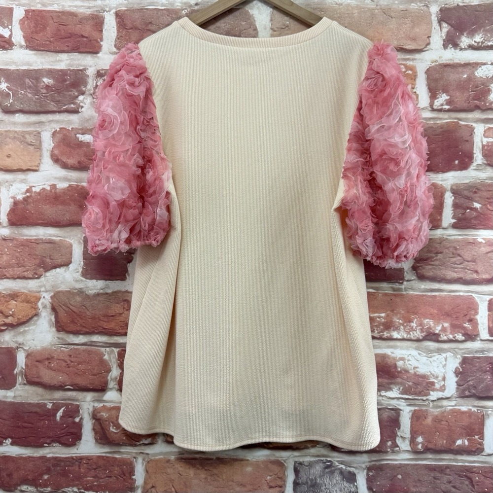 Entro Top Women's 1X Cream Pink Chic Floral Rosette Sleeve Casual Knit Shirt - Picture 4 of 9